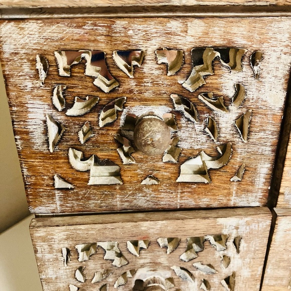 Moving in two weeks!!!Beautiful vintage Rustic Wooden Carved Drawer Chest - Picture 3 of 4